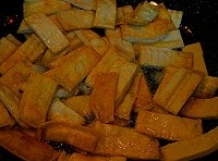鍋里倒油燒熱時，放入白豆腐乾，用中小火煎至兩面金黃色時出鍋；