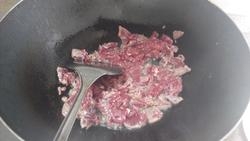 炒鍋加入適量的油燒熱， 放入牛肉片過一下油，盛入盤中；
 
