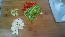 芹菜和辣椒切段，生薑切碎，大蒜去切片；