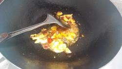 另起油鍋燒熱，加入豆瓣醬、姜粒、蒜片和辣椒段並炒香；