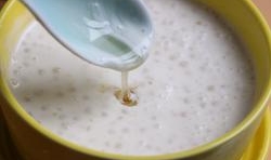 在小碗里盛入西米，澆上自製的酸奶和蜂蜜；