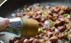 放入切丁青紅辣椒稍炒一會兒，再撒上一點胡椒粉炒均勻即可。

 
