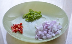 小青紅椒摘掉根蒂，用清水洗凈，切成小丁，洋蔥剝掉外皮，切成小丁；

