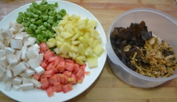 土豆洗凈去皮，切成小丁，杏鮑菇和胡蘿蔔洗凈，切成小丁，豆角和豆腐切丁；