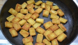 油鍋燒熱，下入豆腐煎炸一下，直到兩面金黃后，盛出；
