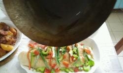 炒鍋熱油后，把花椒和花生油放入炒會，把花椒撿出，把熱油澆到龍利魚上，按自己的口味調味后裝盤開吃；