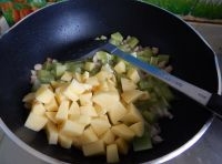 炒散后加入萵筍炒勻后再放入土豆不停的翻炒；