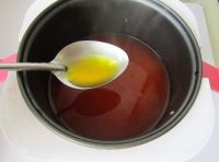 鍋中加入適量的水，燒開后，加入茄汁湯麵底料和少許的食用油攪拌均勻；
   