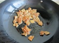 熱鍋倒入適量的油，燒熱后，倒入腌至好雞肉片翻炒，變色后，再撈出；