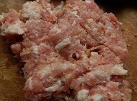 豬肉處理乾淨，剁碎，剁到一半時，加入蔥段和薑片全部剁碎；
