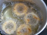 熱鍋中倒入適量的油，燒熱后，放入洋蔥圈炸至，直到鍋中洋蔥圈變金黃后即可。