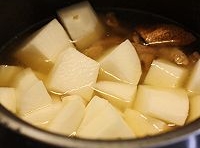 壓力鍋中放入牛腩、蘿蔔、薑片、陳皮、胡椒粒和濃湯寶煮至，直到鍋中牛腩軟爛；