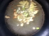 熱鍋中加入適量的油，燒熱后，放入蔥段、薑片和蒜片，炒出香味；