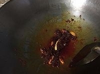 炒鍋中加入適量的油，放入豆瓣醬和蒜片，炒出香味；
