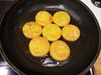 平底鍋燒熱加油，放入包好的餅，煎成兩面金黃至熟裝盤即可；