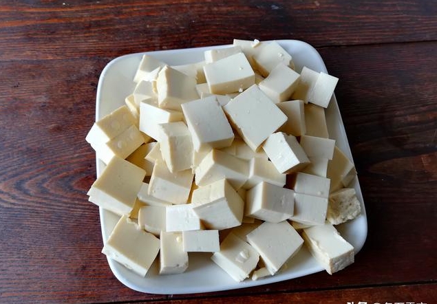 做家常豆腐時，豆腐塊容易碎，比平時多做這一步，做的色香味俱全