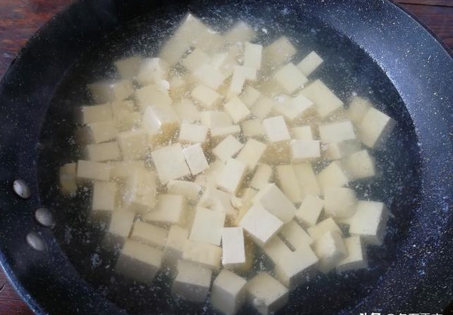 做家常豆腐時，豆腐塊容易碎，比平時多做這一步，做的色香味俱全