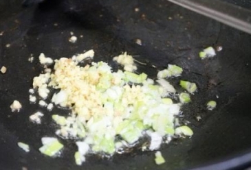 炒土豆絲時，焯水是大錯特錯，這樣做，土豆絲清脆爽口，還不粘鍋