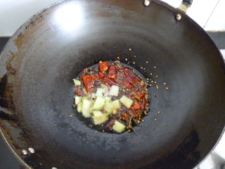 熱鍋放油，依次放入花椒、薑片、干紅椒、八角，翻炒出香味