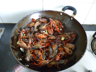 洗凈的小龍蝦放入鍋內，加入適量鹽、料酒、香醋、白糖（少許）、生抽翻炒3分鐘