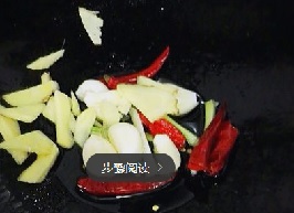 另起鍋，爆香姜蒜辣椒，再放盤子的土豆放進去。