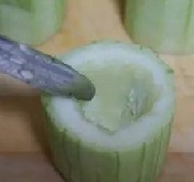 用勺子把挖掉絲瓜的一部分瓤。