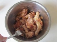 用簽子或者叉子在雞肉上扎些小孔，用手攪動幾下，腌制30分鐘；
