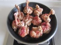 鍋放油燒熱，放入雞肉煎至金黃色后拿出來；