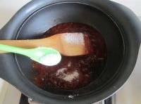 鍋留底油， 加入番茄醬和鮮醬一起翻炒，加入糖和鹽調味； 