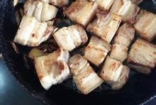 鐵鍋燒熱后肉片放進去干煸出油；
