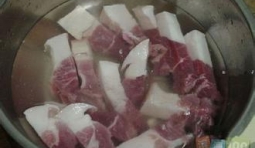 把肉泡在冷水裡片刻，取出肉切成小塊；