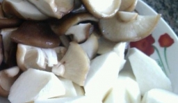 香菇洗凈後去蒂撕塊，豆腐切成丁；