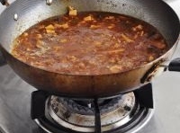 鍋中調入剩下的一湯匙醬油熬煮約半小時，按口味調入鹽；