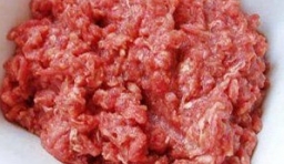 牛肉清洗乾淨后切成小丁，在攪拌機里攪成肉餡；