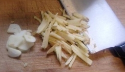 姜切絲，蒜切成片；