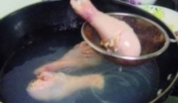 雞腿洗凈後放入開水裡燙會撈出；