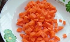 紅蘿蔔洗凈切粒；