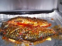 烤箱預熱180度，將魚入烤箱烤25分鐘即可；
