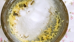 將麵粉過篩，放到黃油中；