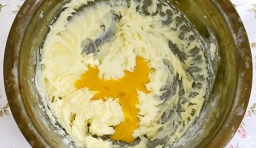 在黃油中加入蛋黃，混合均勻；
