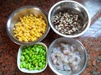 玉米粒、鮮香菇粒，青豆放入開水鍋里焯水，去腥；