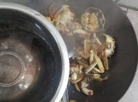 然後加入大半碗清水讓螃蟹煮一會兒蓋上鍋蓋煮透；