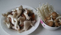 把各種菌菇清洗乾淨裝在碗里；