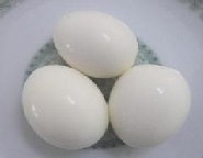雞蛋煮熟後去外殼；