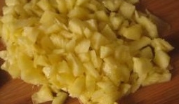 新鮮菠蘿去皮后切成小塊后在鹽水裡浸泡；