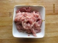 將豬肉切成細絲，加料酒和少許澱粉用蛋清抓勻腌制十分鐘左右；
