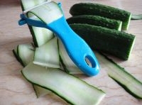先把黃瓜洗凈，用削皮刀削成薄片；