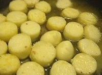 鍋內倒油加熱，油溫升高時放入豆腐煎至兩面金黃；