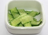 黃瓜洗凈后刮成薄片放在碗底； 