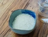 大米用清水淘洗乾淨浸泡片刻； 